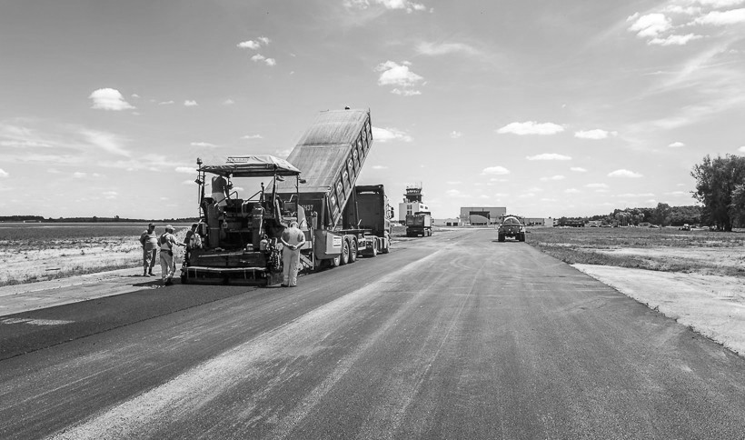 Remont nawierzchni lotniska w Dęblinie