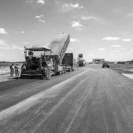 Remont nawierzchni lotniska w Dęblinie