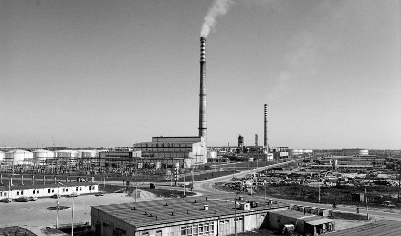 10. Panorama rafinerii pod koniec lat 70. (widok z budynku CA2).jpg