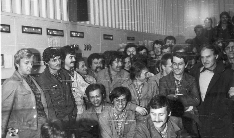 12. Radość pracowników zgromadzonych w Centralnej Sterowni po podpisaniu porozumienia (1 września 1980 roku).jpg