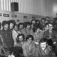 12. Radość pracowników zgromadzonych w Centralnej Sterowni po podpisaniu porozumienia (1 września 1980 roku).jpg