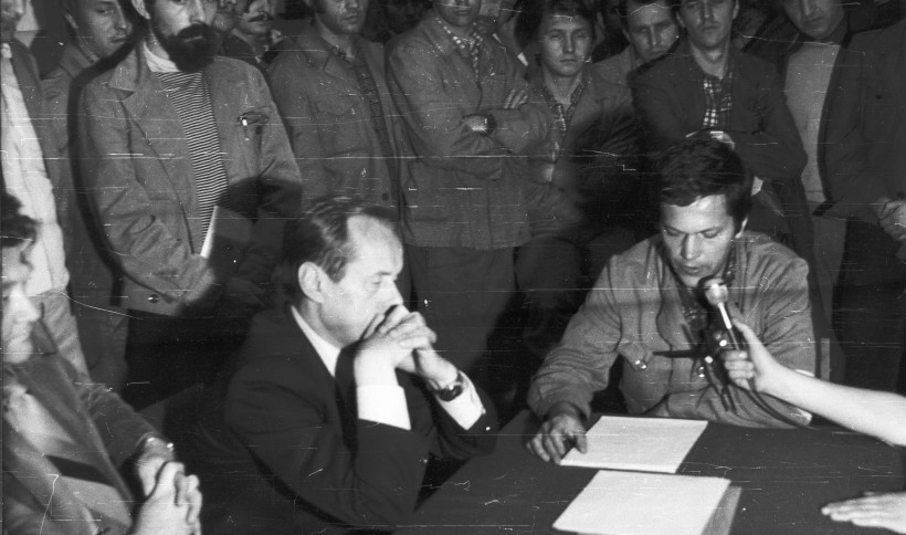 13. Grzegorz Ungier odczytuje tekst porozumienia (1 września 1980 roku).jpg