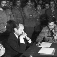 13. Grzegorz Ungier odczytuje tekst porozumienia (1 września 1980 roku).jpg