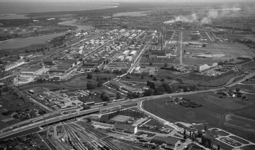17. Rafineria Gdańska z lotu ptaka (1992 rok).jpg