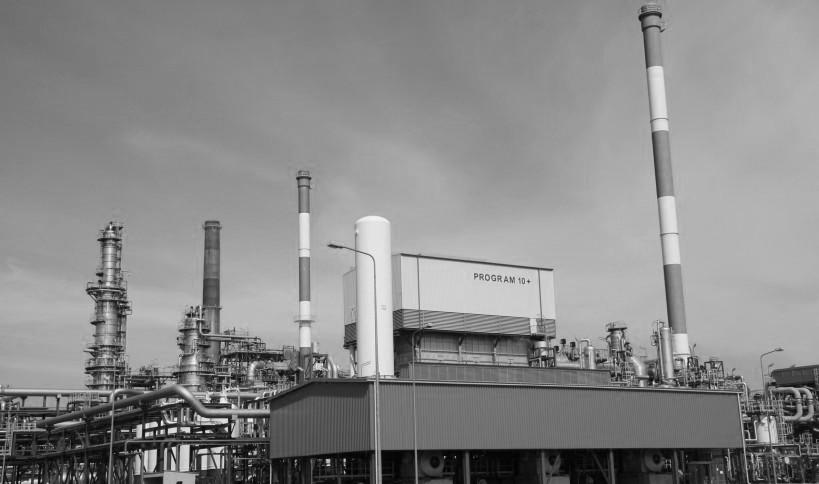 25. Na instalacji produkcji wodoru 270, zbudowanej w ramach Programu 10 plus, umieszczono napis upamiętniający tamtą rozbudowę rafinerii (2014 rok).jpg