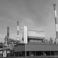 25. Na instalacji produkcji wodoru 270, zbudowanej w ramach Programu 10 plus, umieszczono napis upamiętniający tamtą rozbudowę rafinerii (2014 rok).jpg