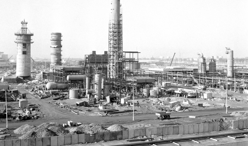 2. Budowa rafinerii (luty 1975 roku).jpg