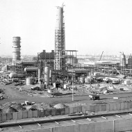 2. Budowa rafinerii (luty 1975 roku).jpg