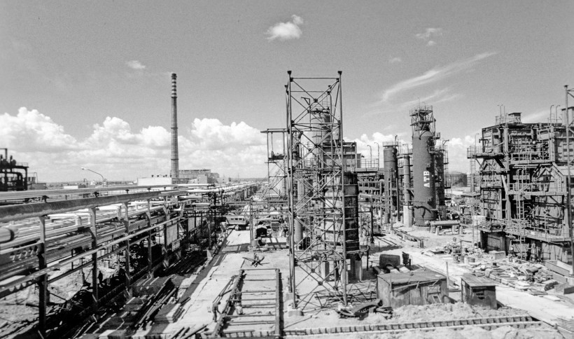 3. Rafineria Nafty „Gdańsk” w Budowie (1975 rok).jpg