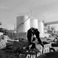 4. Oprócz instalacji budowano równocześnie połączenia rurociągowe (1976 rok).jpg