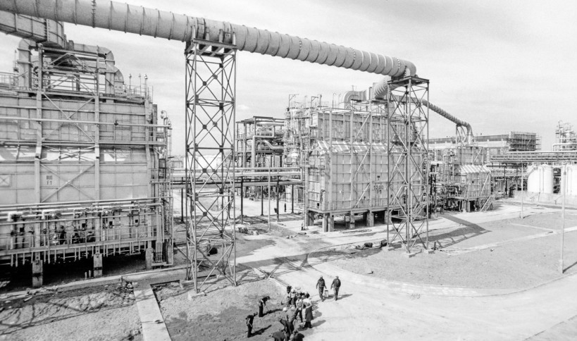 6. Na pierwszym planie instalacja ekstrakcji furfurolem 1200 (1977 rok).jpg