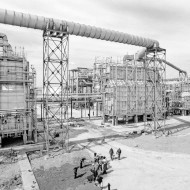 6. Na pierwszym planie instalacja ekstrakcji furfurolem 1200 (1977 rok).jpg