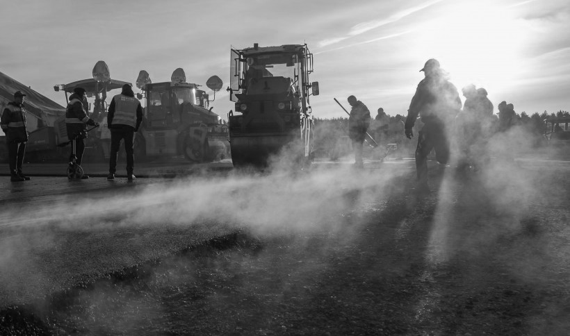 Asfalt LOTOSU na lotnisku w Palandze.3