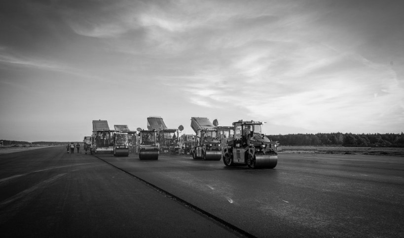 Asfalt LOTOSU na lotnisku w Palandze.7