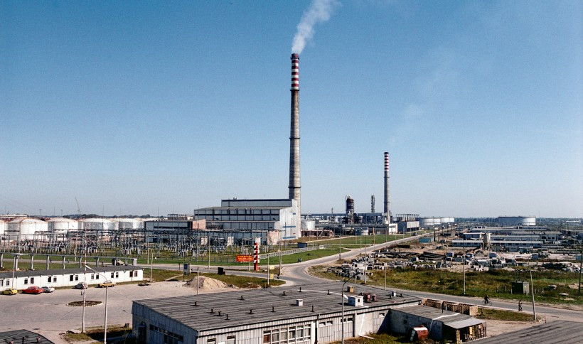 10. Panorama rafinerii pod koniec lat 70. (widok z budynku CA2).jpg