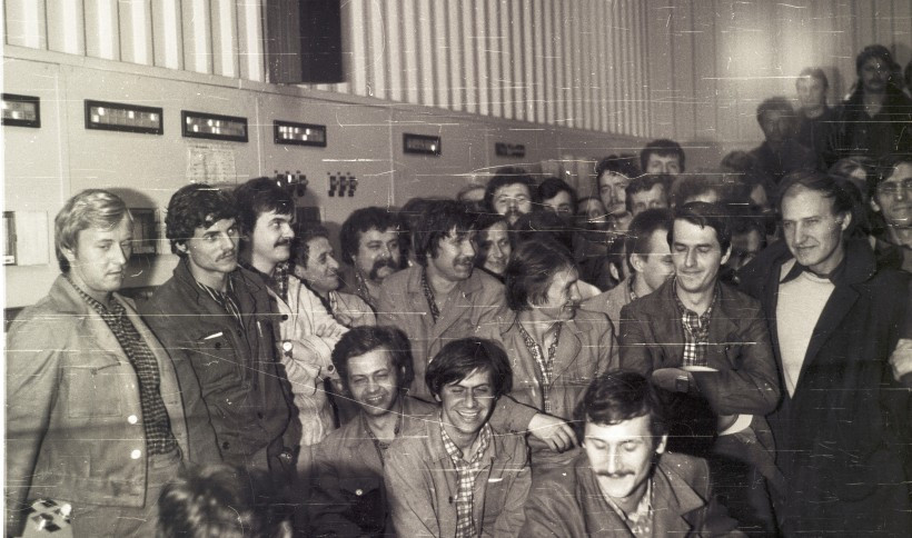 12. Radość pracowników zgromadzonych w Centralnej Sterowni po podpisaniu porozumienia (1 września 1980 roku).jpg