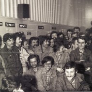 12. Radość pracowników zgromadzonych w Centralnej Sterowni po podpisaniu porozumienia (1 września 1980 roku).jpg