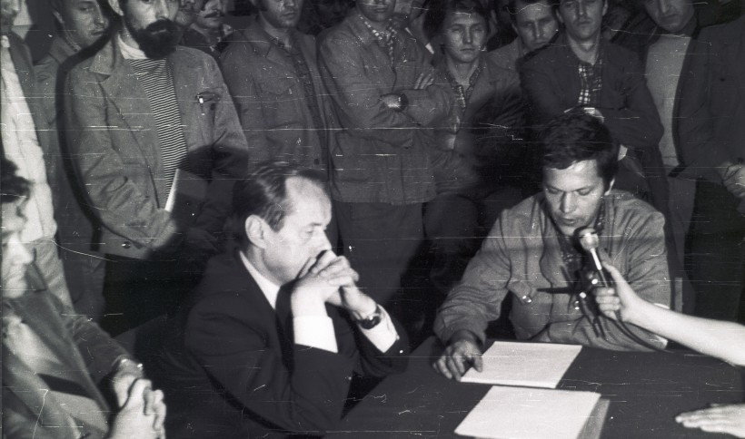 13. Grzegorz Ungier odczytuje tekst porozumienia (1 września 1980 roku).jpg