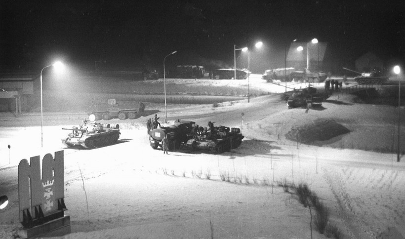 15. Czołgi pod rafinerią (grudzień 1981 roku).jpg