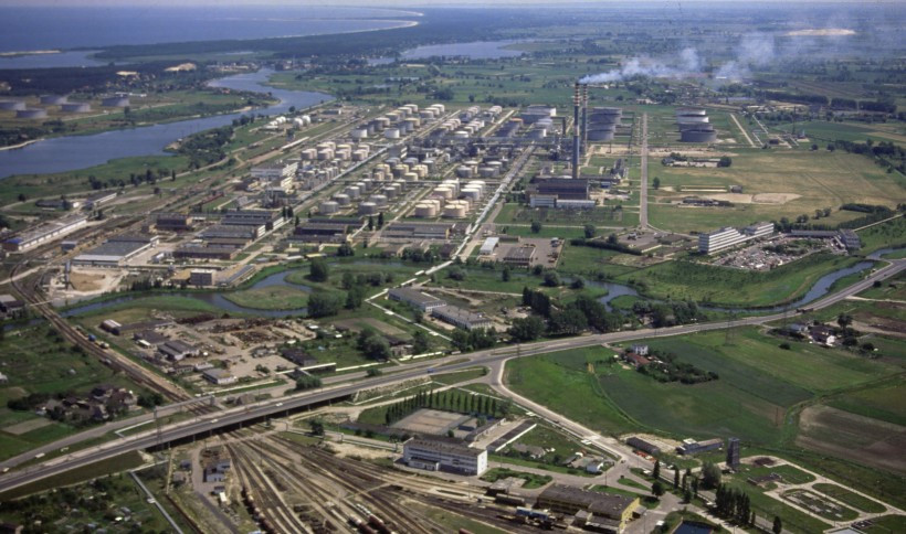 17. Rafineria Gdańska z lotu ptaka (1992 rok).jpg