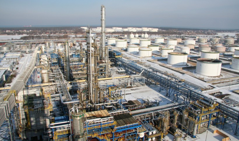 22. Zimowy krajobraz rafinerii chwilę po uruchomieniu Programu 10 plus (listopad 2007 roku).jpg