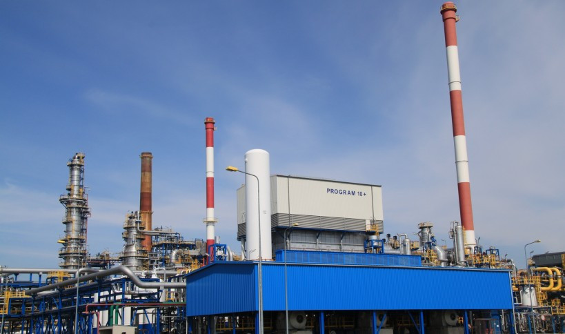 25. Na instalacji produkcji wodoru 270, zbudowanej w ramach Programu 10 plus, umieszczono napis upamiętniający tamtą rozbudowę rafinerii (2014 rok).jpg