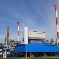 25. Na instalacji produkcji wodoru 270, zbudowanej w ramach Programu 10 plus, umieszczono napis upamiętniający tamtą rozbudowę rafinerii (2014 rok).jpg