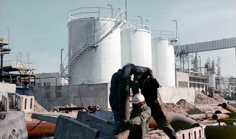 4. Oprócz instalacji budowano równocześnie połączenia rurociągowe (1976 rok).jpg