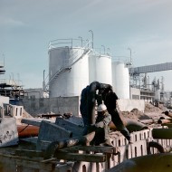 4. Oprócz instalacji budowano równocześnie połączenia rurociągowe (1976 rok).jpg