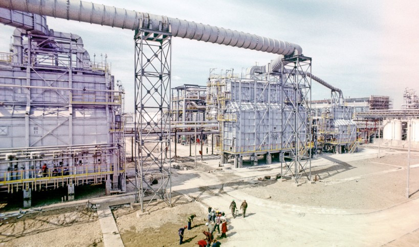 6. Na pierwszym planie instalacja ekstrakcji furfurolem 1200 (1977 rok).jpg