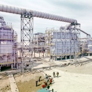 6. Na pierwszym planie instalacja ekstrakcji furfurolem 1200 (1977 rok).jpg