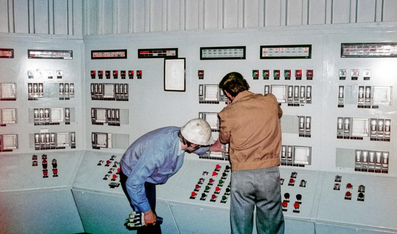 7. Centralna sterownia - tuż przed uruchomieniem Bloku Olejowego (lipiec 1977 roku).jpg