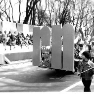 8. Pracownicy rafinerii w pochodzie pierwszomajowym na al. Zwycięstwa w Gdansku Wrzeszczu (1.05.1978 rok).jpg